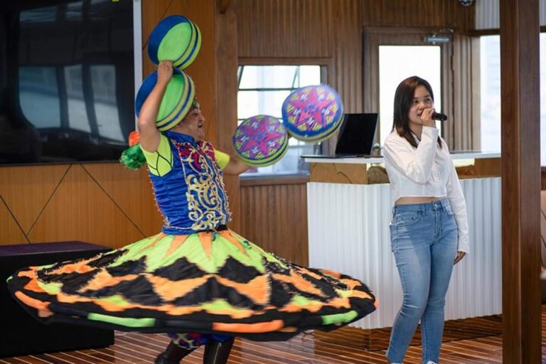 Live entertainment in dinner cruise Dubai Marina.